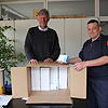 Markus Esterle und Christian Pflumm (von links) mit einer Kiste voller Lolli-Tests. Im Keller des Rathauses stapeln sich nach Wegfall ...