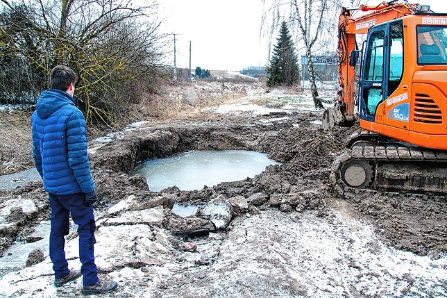 Kai Baudis steht vor der Baustelle an der Hüfinger Straße in Pfohren. Hier haben er und sein Team am Samstag bis spät in die Nacht den ...