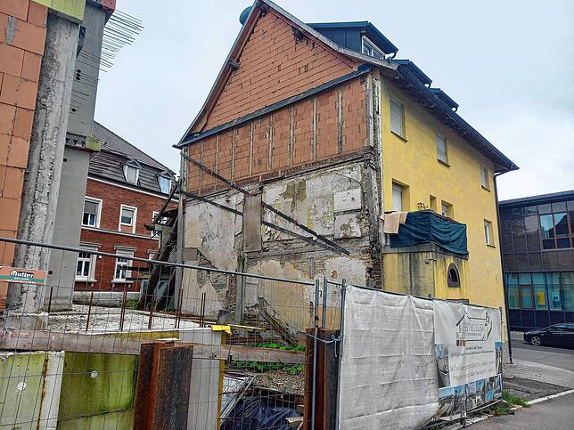 Das ist die marode Rückwand des Hauses Nr. 24. Sie bildete ursprünglich eine gemeinsame Wand mit dem inzwischen abgerissenen ...