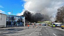 Dicke Rauchwolken stehen gegen 9.30 Uhr über dem Gewerbegebiet Rammelswiesen in Schwenningen. In Flammen steht auf dem Freigelände des ...