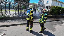 Die Feuerwehr Pfullendorf löscht am Freitagmittag einen Heckenbrand.