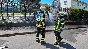 Die Feuerwehr Pfullendorf löscht am Freitagmittag einen Heckenbrand.