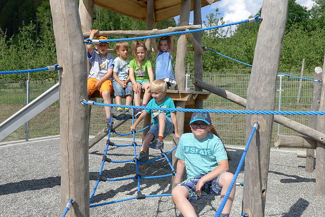 Der neue Spielplatz auf dem Gelände des SV Deggenhausertal in Obersiggingen wird von den Kindern gut angenommen. Sie können ungestört ...