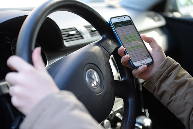 Beim Thema Handy am Steuer, fällt das Bußgeld in der Schweiz niedriger aus.