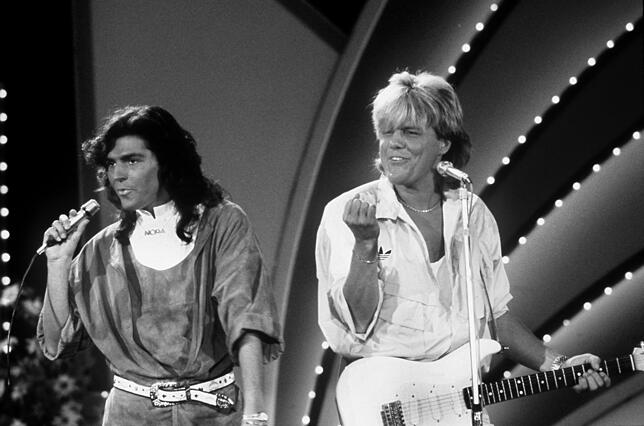 Das deutsche Pop-Duo «Modern Talking» mit Thomas Anders (l) und Dieter Bohlen bei einem Auftritt.