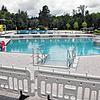 Planschen hinter Baustellenzäunen: Am kommenden Montag, den 22. Juni, soll das Kneippbad in Villingen endlich öffnen. Doch die Zäune ...