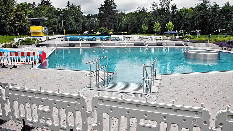 Planschen hinter Baustellenzäunen: Am kommenden Montag, den 22. Juni, soll das Kneippbad in Villingen endlich öffnen. Doch die Zäune ...