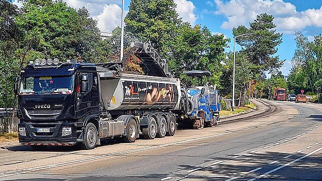 Die Fahrbahn des Habsburgerrings wird abgefräst. Diese Aufnahme entsteht am Montagvormittag, 22. August. Am Abend ist der gesamte ...