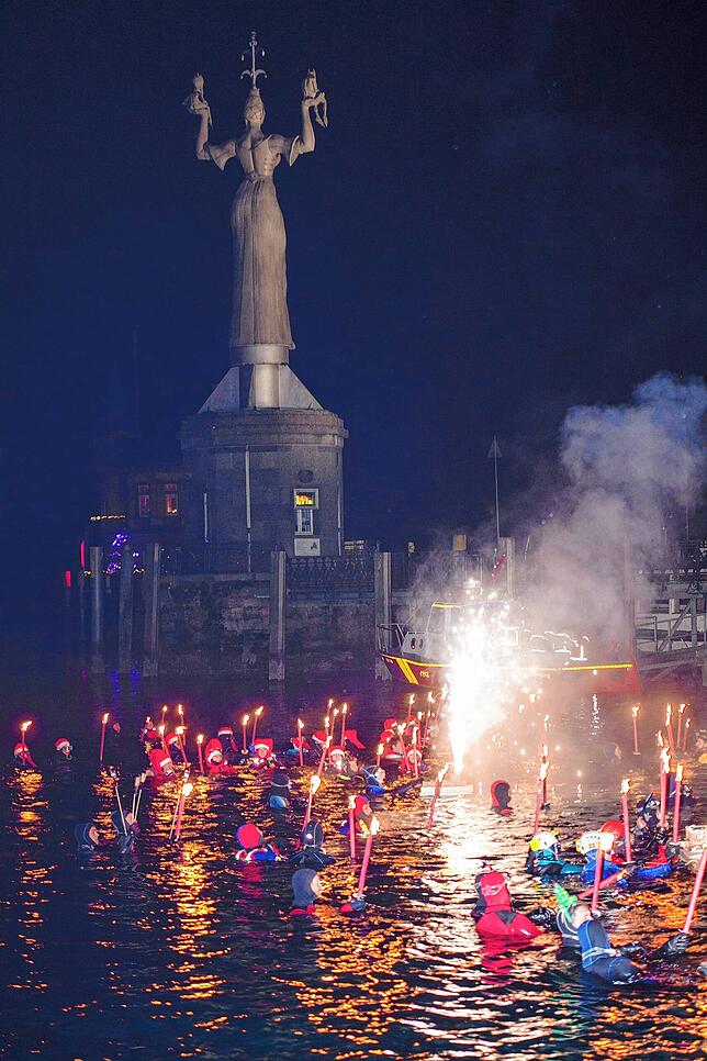 (Archivbild) Immer kurz vor Silvester sind die die Taucher der DLRG und anderer Rettungskräfte vom Konstanzer Hafen bis zum ...
