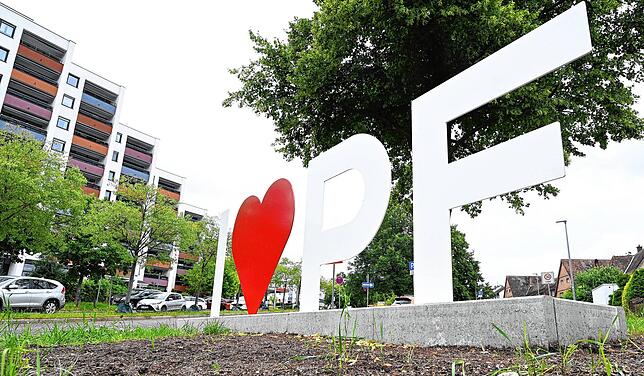 Die Liebeserklärung an Pforzheim, gestiftet von einer Elterninitiative, steht seit kurzem auf dem Pforzheimer Buckenberg. Sie soll als ...