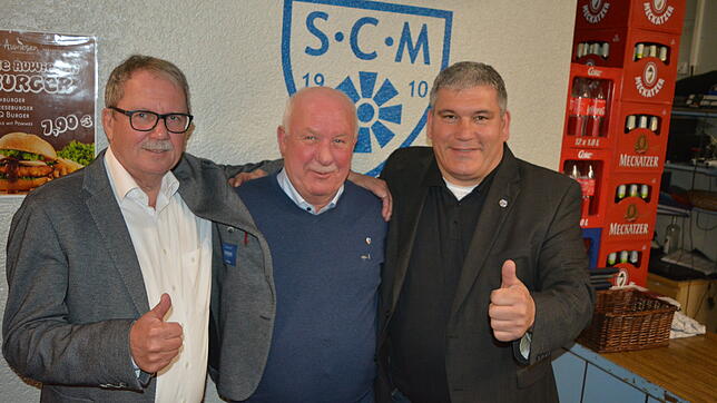 Vorsitzender Erich Lorenz (links) ehrt Walter Dilpert (Mitte) für seine Treue und sein großes Engagement mit der silbernen Ehrennadel ...