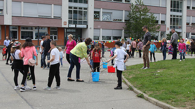 Bewegungsspiele wurden beim Schulfest der Schlossschule im Sommer groß geschrieben. Einer der Höhepunkte war die Aufführung der Schüler, ...