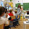 An der Waldeck-Schule in Singen gilt auf den Begegnungsflächen im Schulgebäude Maskenpflicht. Im Klassenzimmer muss der Mund- und ...