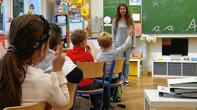 An der Waldeck-Schule in Singen gilt auf den Begegnungsflächen im Schulgebäude Maskenpflicht. Im Klassenzimmer muss der Mund- und ...