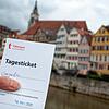 In Tübingen zeigt eine Frau am Neckar ihr &bdquo;Tagesticket&ldquo;, denn dort wird mit dem Modellprojekt &bdquo;Öffnen mit ...