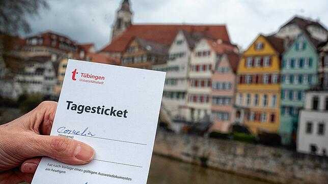 In Tübingen zeigt eine Frau am Neckar ihr &bdquo;Tagesticket&ldquo;, denn dort wird mit dem Modellprojekt &bdquo;Öffnen mit ...