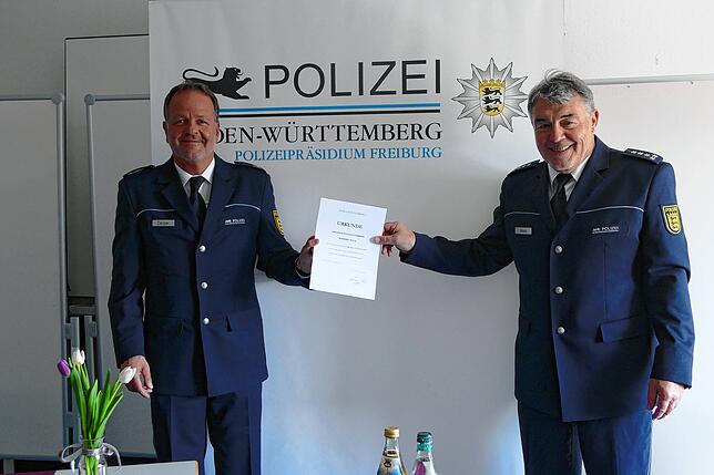Mit der Überreichung der Urkunde war die Verabschiedung offiziell besiegelt: Polizeivizepräsident Matthias Zeiser (links) und der ...