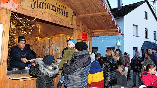 Besonders begehrt sind beim Immendinger Weihnachtsmarkt die von der freiwilligen Feuerwehr angebotenen Crêpes. An der Florianhütte ...