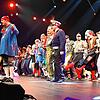 Narrenspiegel der Poppele in der Singener Stadthalle: Zunftmeister Stephan Glunk (links) verabschiedet die Gäste nach dem Großen Finale ...