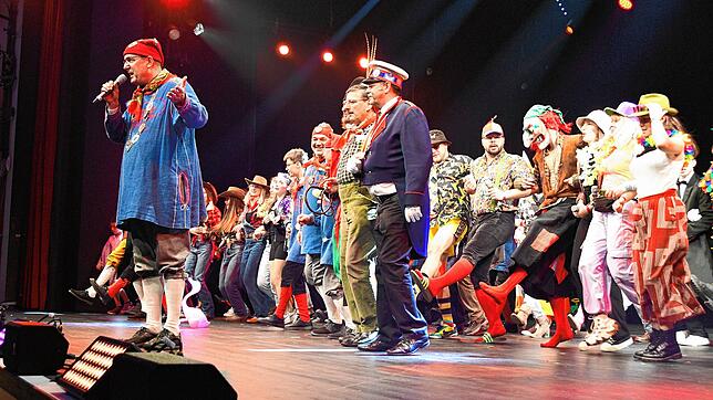 Narrenspiegel der Poppele in der Singener Stadthalle: Zunftmeister Stephan Glunk (links) verabschiedet die Gäste nach dem Großen Finale ...