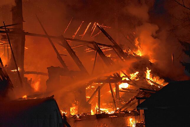 Das Haus wird ein Raub der Flammen.