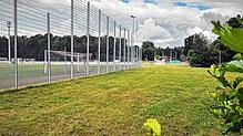 Auf dieser Fläche hinter dem Tor des Kunstrasenplatzes an der Sportanlage Mooswald soll ein Streetballfeld errichtet werden.