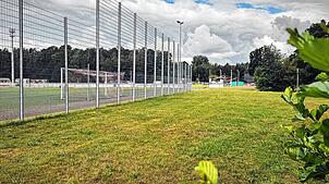 Auf dieser Fläche hinter dem Tor des Kunstrasenplatzes an der Sportanlage Mooswald soll ein Streetballfeld errichtet werden.