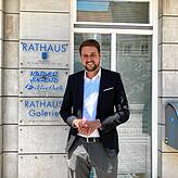 Patrick Haas, Bürgermeister in Hüfingen vor dem Rathaus.