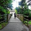 Die Brücke über den Bermatinger Bach wird rege von Fußgängern und Radfahrern genutzt. Während der Sanierungsarbeiten wird sie gesperrt. ...