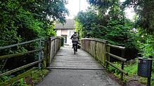 Die Brücke über den Bermatinger Bach wird rege von Fußgängern und Radfahrern genutzt. Während der Sanierungsarbeiten wird sie gesperrt. ...