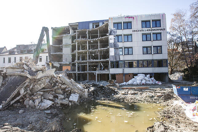 Bild 5: Chronologie eines Abrisses: Wir haben den Rückbau des Vincentius-Krankenhauses in Bildern und Videos begleitet