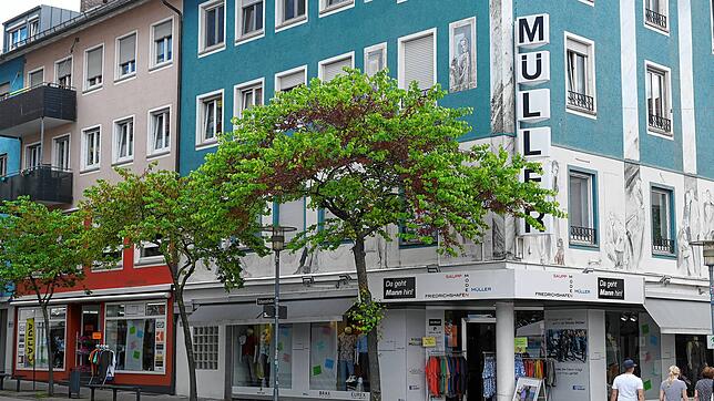 Das Müller-Eck: Nur dezente Hinweiszettel an den Schaufenstern weisen auf die anstehende Schließung zum 30. November diesen Jahres hin.