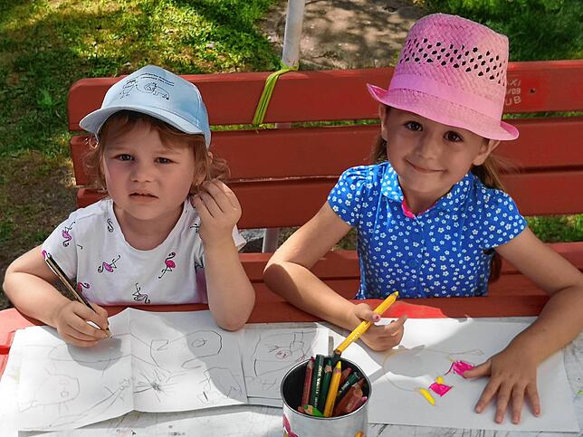 Gut behütet: Amalia (links) und Emely malen im Schatten.