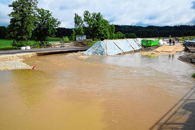 Bild 15: Land unter, Straße unter: Bilder von der überfluteten Brücken-Baustelle auf der L194 beim Freibad