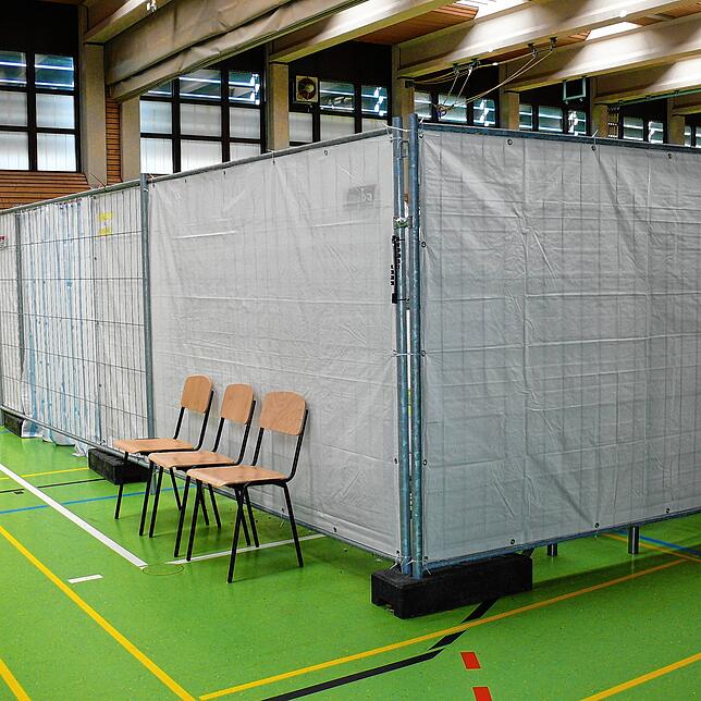 Der Sichtschutz und die Abtrennungen der „Zimmer“ in der Notunterkunft – ein Minimum an Privatsphäre