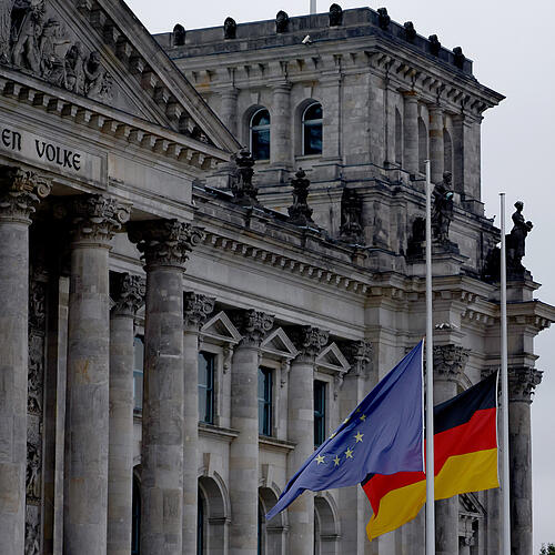 Die deutsche und europäische Flagge wehen auf Halbmast als Zeichen der Trauer nach dem Tod der britischen Queen Elizabeth II. vor dem ...