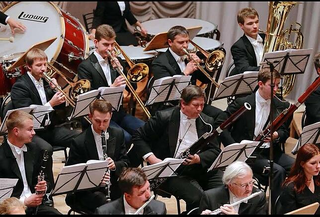 Illia Kravchenko (hinterste Reihe, Zweiter von links) hat beim Rundfunk-Sinfonieorchester Kyjiw mitgewirkt.