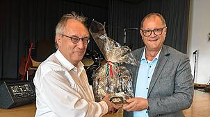 Mit kulinarischen Köstlichkeiten bedankt sich Oberbürgermeister Jürgen Roth im Namen der Stadt bei Pfarrer Josef Fischer.