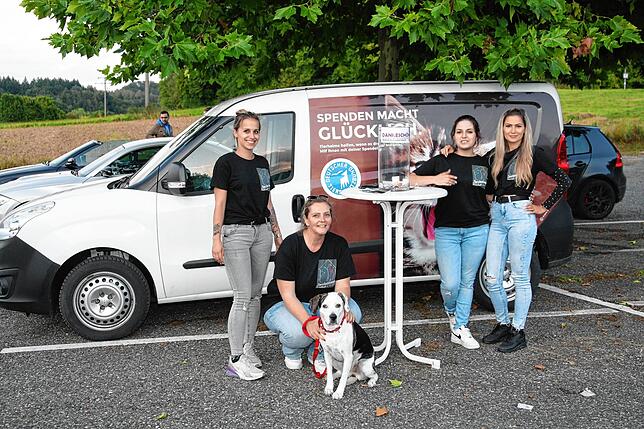 Sie freuen sich über die Benefiz-Aktion der Autoposer: (von links) Natascha Kramer, Julia Bierbach, Loredana Pirillo und Jasmina Voges ...