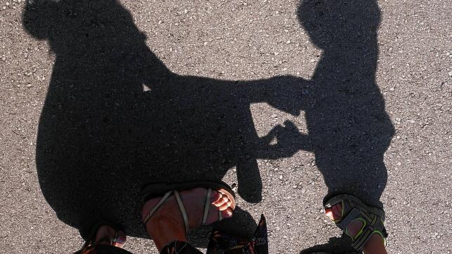 Symbolfoto: Offenheit signalisieren, aktiv zuhören, die Wahrnehmung und Emotionen des Kindes ernstnehmen: So können Eltern eine ...