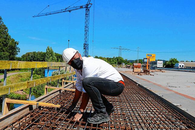Hartmut Trenz prüft die Baufortschritte auf der Kappe der Donaubrücke.