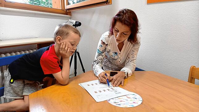 Nach dem Essen gibt es mit jedem Kind nochmal eine Befragung. Auf dem Bild berichtet Studienteilnehmer Ean Andrea Maier-Nöth, wie ihm ...