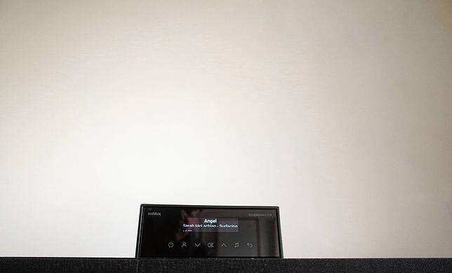 Kaum zu glauben: Die weiße Wand hinter dem Audio System ist der Lautsprecher.