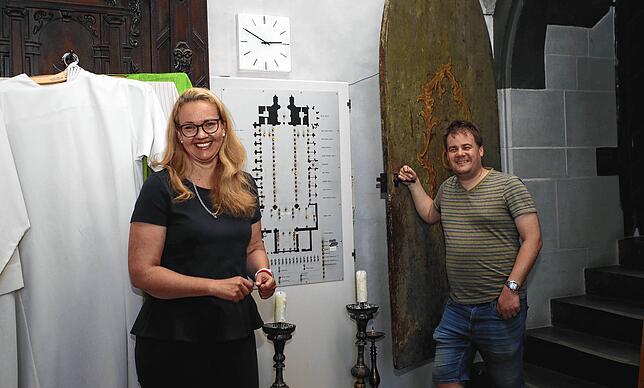 Ein Indiz für einen Blitzeinschlag sei, dass die Uhren im Münster stehengeblieben sind, sind sich Tamara Bambusch-Oehms und Mesner ...