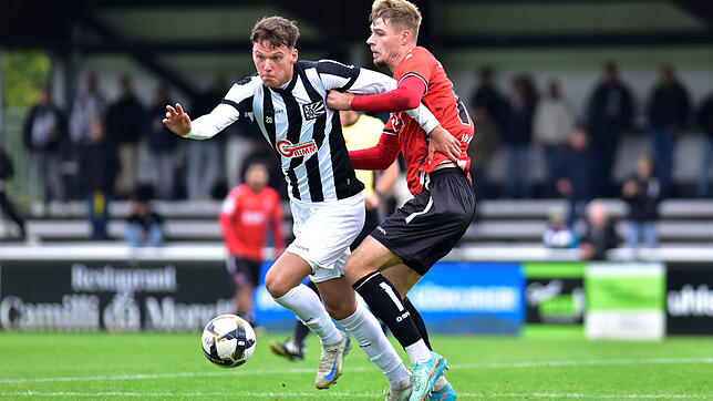 Karlo Kuranyi im schwarzweißen Trikot des FC 08 Villingen im Zweikampf um den Ball gegen den Göppinger Ynnik Wolff.