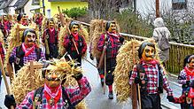 Die Narrenzunft Nußbach führt immer den Fasnetumzug am Sonntag an – hier die Strohdrescher. Wie immer ein schönes Bild. Bilder: Priska Dold