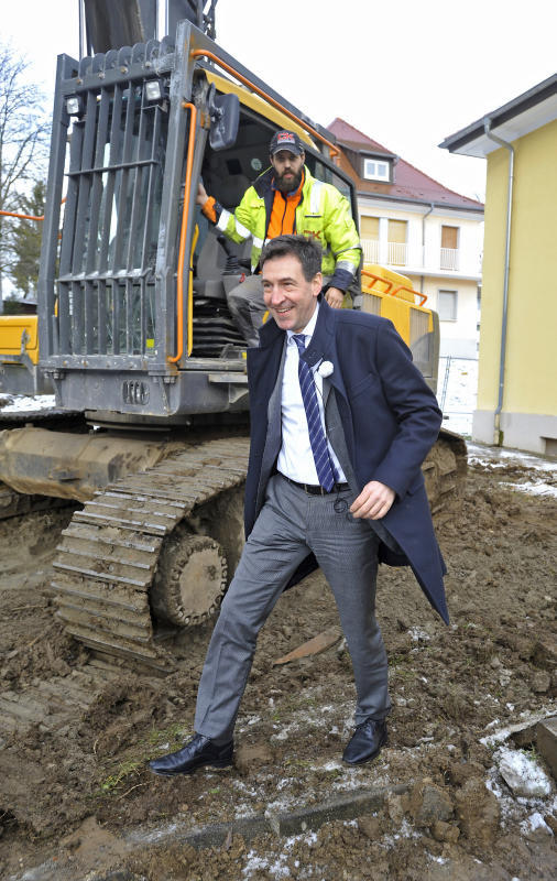 Ein stolzer OB: Schließlich hat er gerade seine erste Baggerfahrt absolviert.