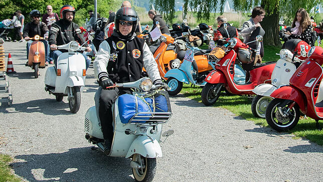 Bild : Dolce Vita am Bodensee: Das größte Vespa-Treffen in der Region zieht hunderte Freunde des italienischen Kult-Rollers an
