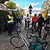 Markus Romer erklärt den Teilnehmern der Fahrradexkursion in Gottmadingen die Probleme der Johann-Georg-Fahr-Straße.