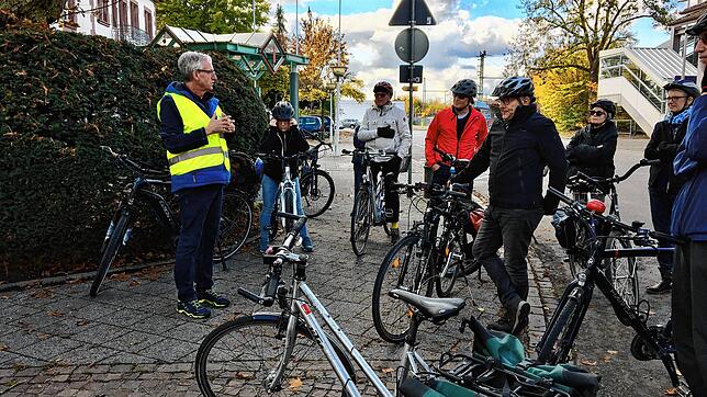 Markus Romer erklärt den Teilnehmern der Fahrradexkursion in Gottmadingen die Probleme der Johann-Georg-Fahr-Straße.